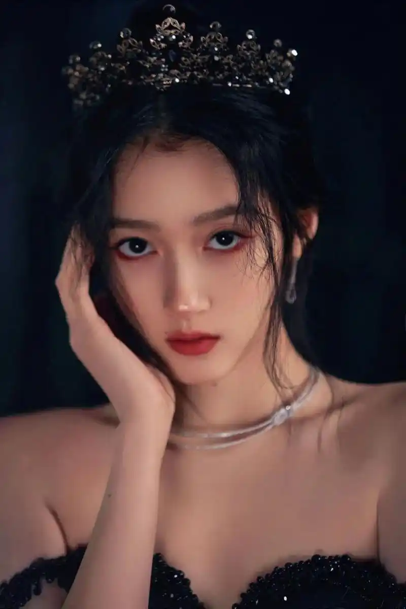 关晓彤壁纸身穿黑色亮钻礼服性感飒气的风格充满着浪漫气息