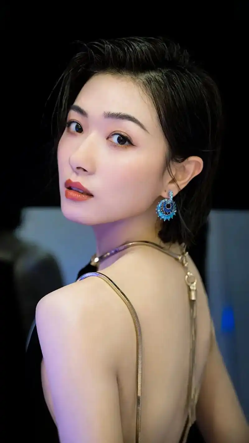 万茜五官精致清新,皮肤干净白皙,苹果肌饱满充盈,整张脸都散发 - 抖音