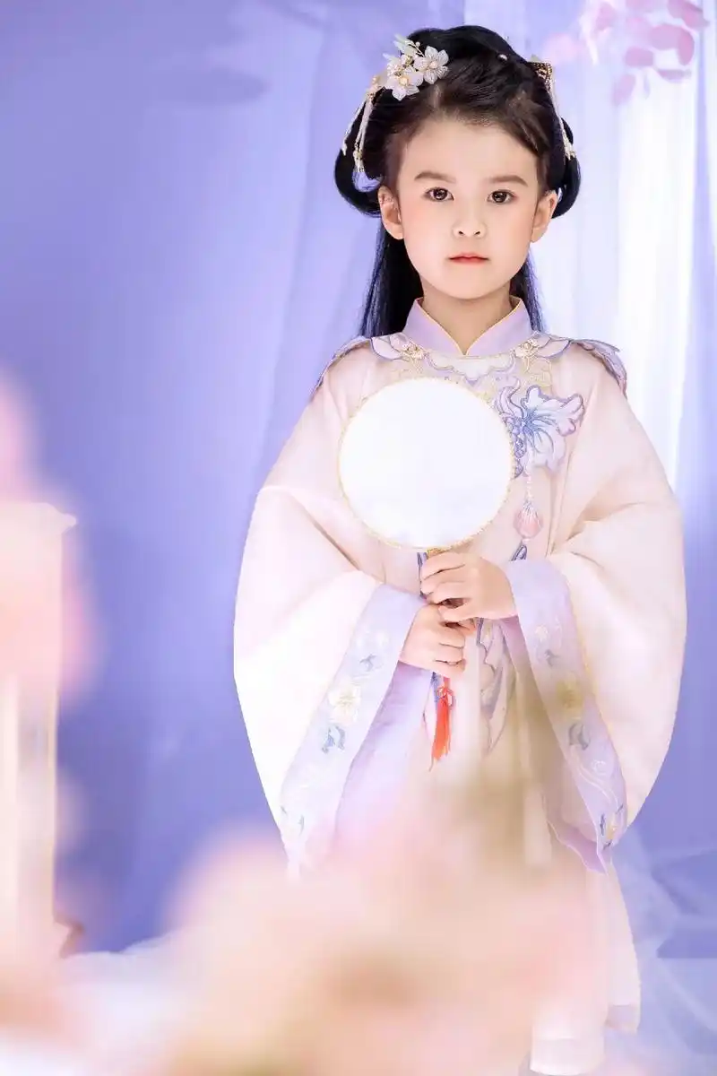 小女孩这样拍汉服写真,真的太可爱了!#成都儿童摄影 #骗你生 - 抖音