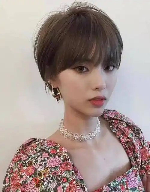 四五十岁的女人适合什么发型?今年流行的洋气短发,减龄显气质