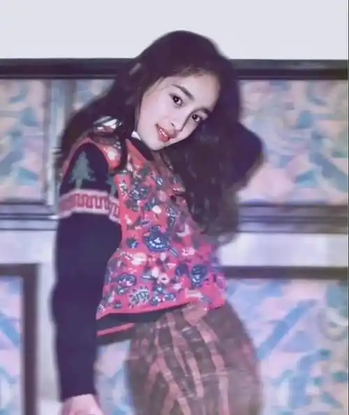 杨幂的童年照片很受欢迎,引起了网民的强烈反响.