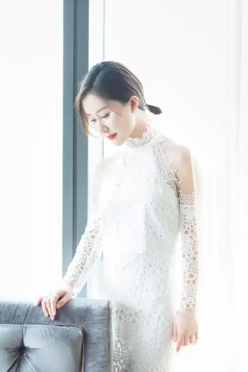 简介:舒畅性感镂空蕾丝长裙活动照图片,分享一组舒畅图片给大家,图中