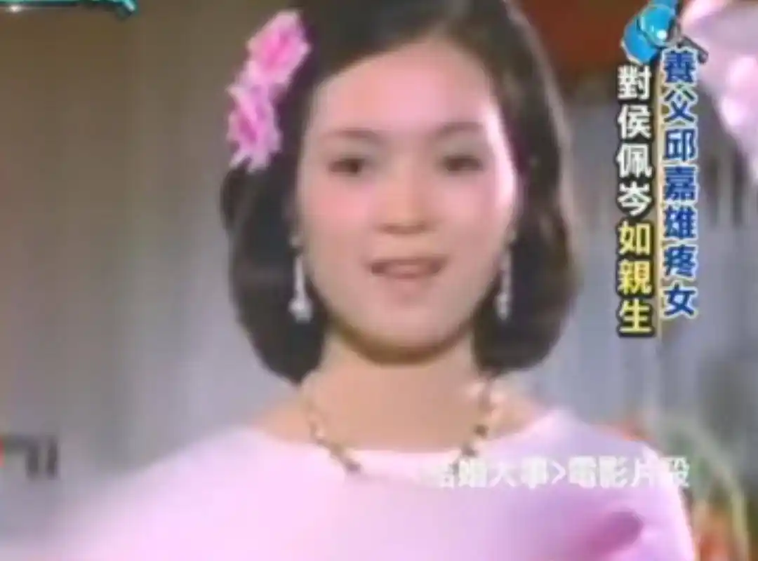 侯佩岑晒母亲林月云背影照号称台湾甘比和两个男人传绯闻