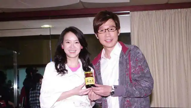 47岁曾宝仪与男友现身,心态极佳大秀恩爱,对男友卖萌耍宝太可爱