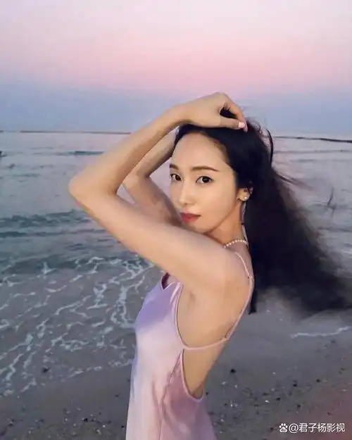 郑秀妍海边唯美写真,晚霞余晖之下勾勒她的窈窕曲线,令人陶醉