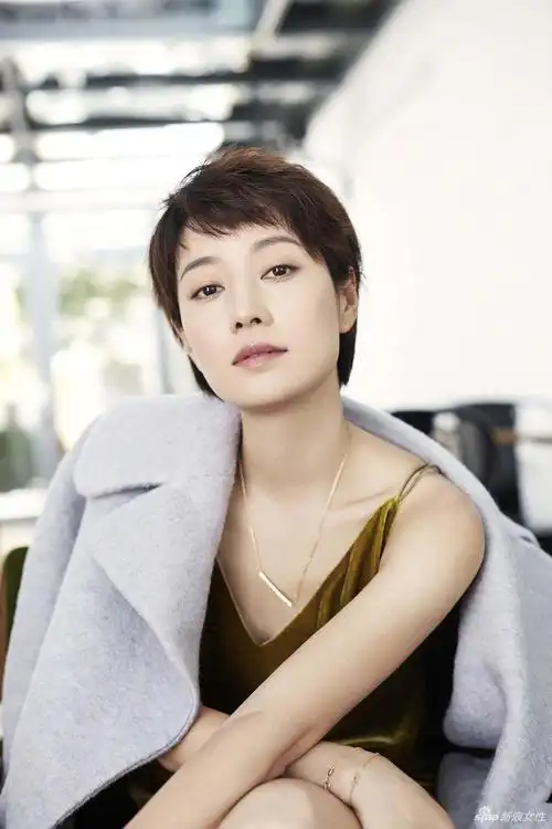 马伊琍置身格调咖啡馆 明媚阳光中惬意伸展