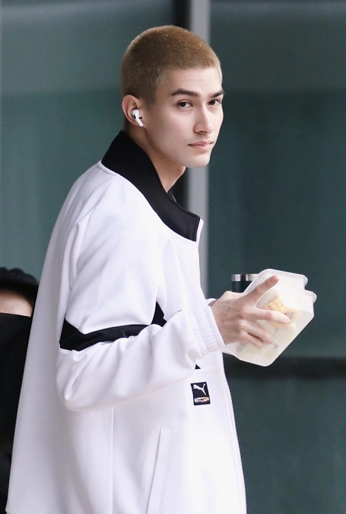 《创4》米卡上班图,他拿的早饭成了焦点,节目组就给练习生吃这东西?