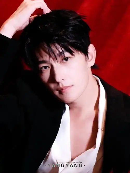 #杨洋龙年第一张自拍#