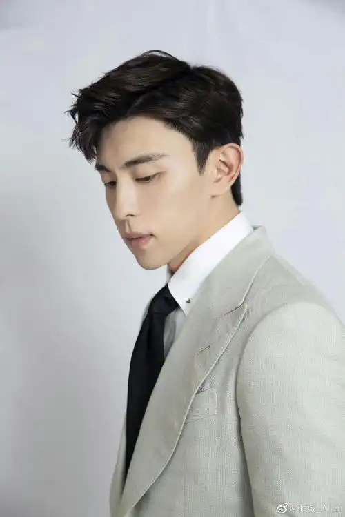 邓伦#  好久不看西装伦,我们的绅装小王子魅力十足