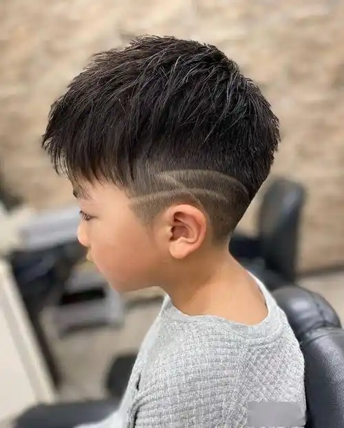 最帅气的小男孩发型来了一共有三种雕刻发型小寸头和烫发