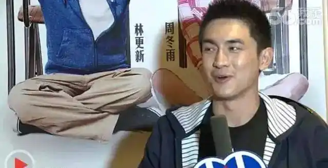 据说当初在学校的时候林更新的初恋女友是王蓉,女孩为他付出了很多