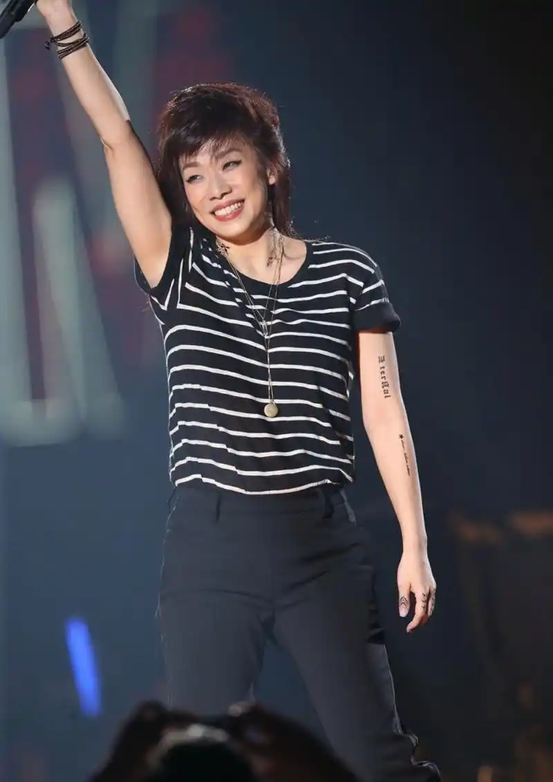 演唱会上的林忆莲笑容甜美