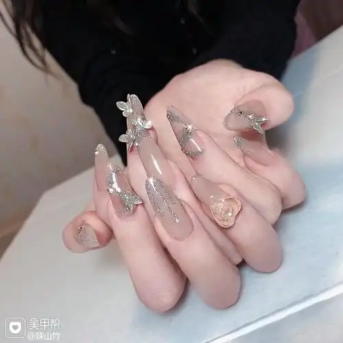 裸色尖形简约碎钻蝴蝶碎钻蝴蝶美甲图片