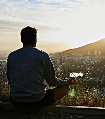 男人独坐沉思的图片,男人独坐背影沉思的图片-528时尚网