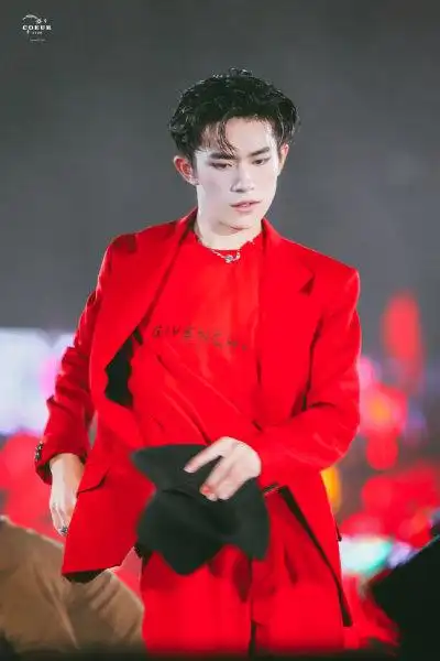 红色易烊千玺头像