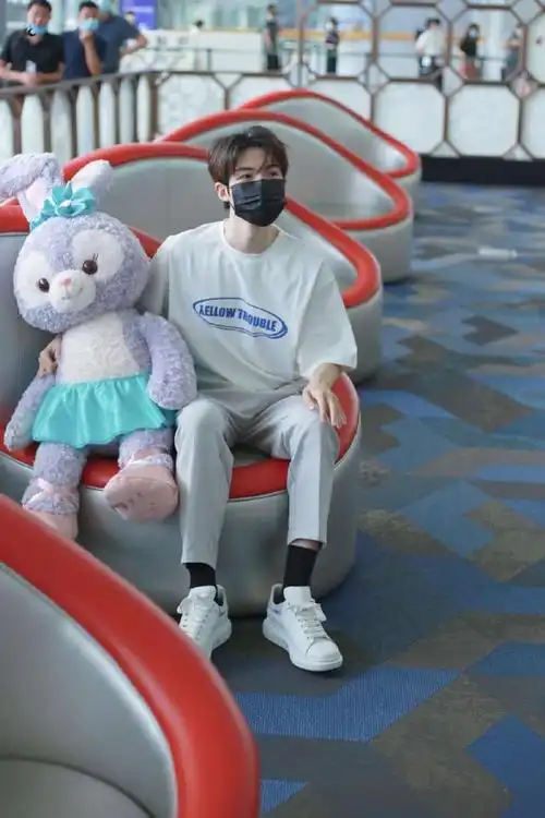 像是在《这就是街舞》中王一博的穿搭里小白