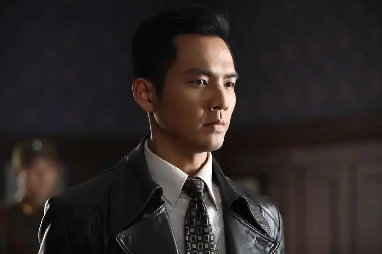 原创钟汉良一身军装颜值不减当年,与杨幂同坐非常养眼