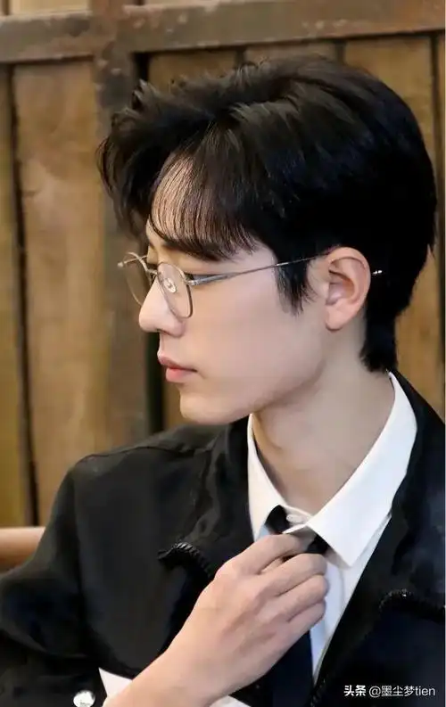 有种"惊艳"叫肖战戴眼镜,本以为很丑,结果帅到挪不开眼|型男|侧颜