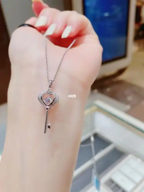 白金钻石吊坠～ 钥匙 时尚大牌 就是好看呀