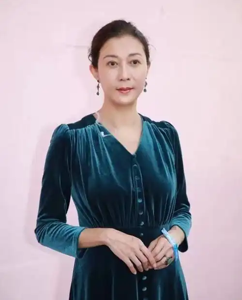 吴绮莉认真打扮起来太惊艳!50岁穿吊带红裙仍艳光四射|卷发|发型|连衣