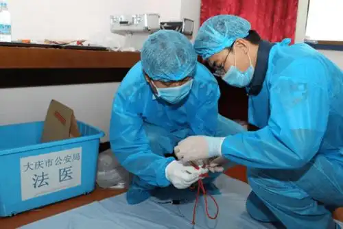 站在解剖台前法医哽咽了谁会下此毒手