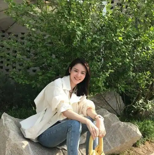 张馨月不惧酷暑大热天还穿风衣逛街这长腿不愧是当超模的料