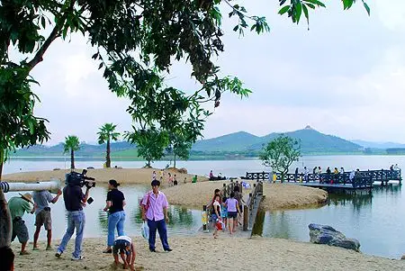 10,松山湖"阳光沙滩"泳场   &