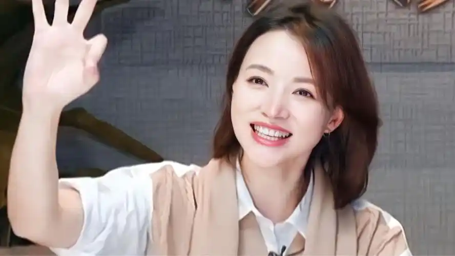 丈夫破产失联成老赖!董卿不受风波影响,悠然逛商场还有专车接送