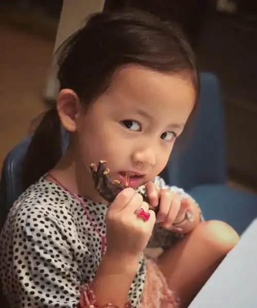 黄磊女儿多妹戴独角兽初体验画眼线,拿书遮脸盘腿坐很可爱!