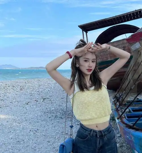 nba最美女主播美娜晒近照!大长腿令人羡慕不已