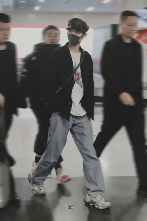 又帅气又飒走路都好酷#肖战#  @x玖少年团肖战daytoy#肖战我喜欢你