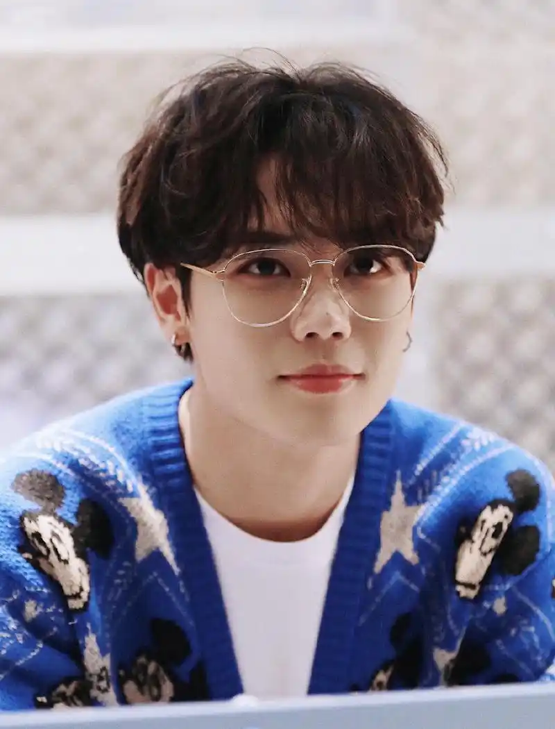 林彦俊的笑也太上头了,浅浅的酒窝,很是阳光