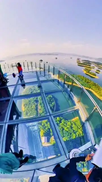 庐山西海风景区 首条高空玻璃栈道建成开放