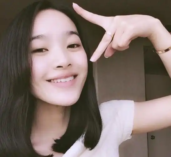 张一山女友曝光张一山白雪清纯可人曾是谋女郎