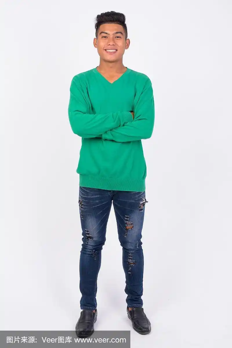 年轻快乐的亚洲男人双臂交叉的全身照片