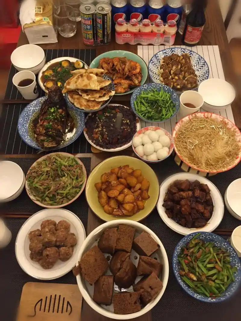 大年三十儿年夜饭上,把我的新家照片拿给亲戚看,没想到成了焦点