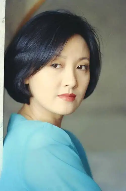 61岁穿婚纱一生无子放弃事业的邓婕与张国立的爱情故事