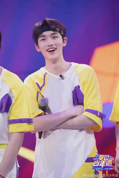 丁程鑫#夏日少年派#高清剧照今天是发带造型,阳光又帅气!