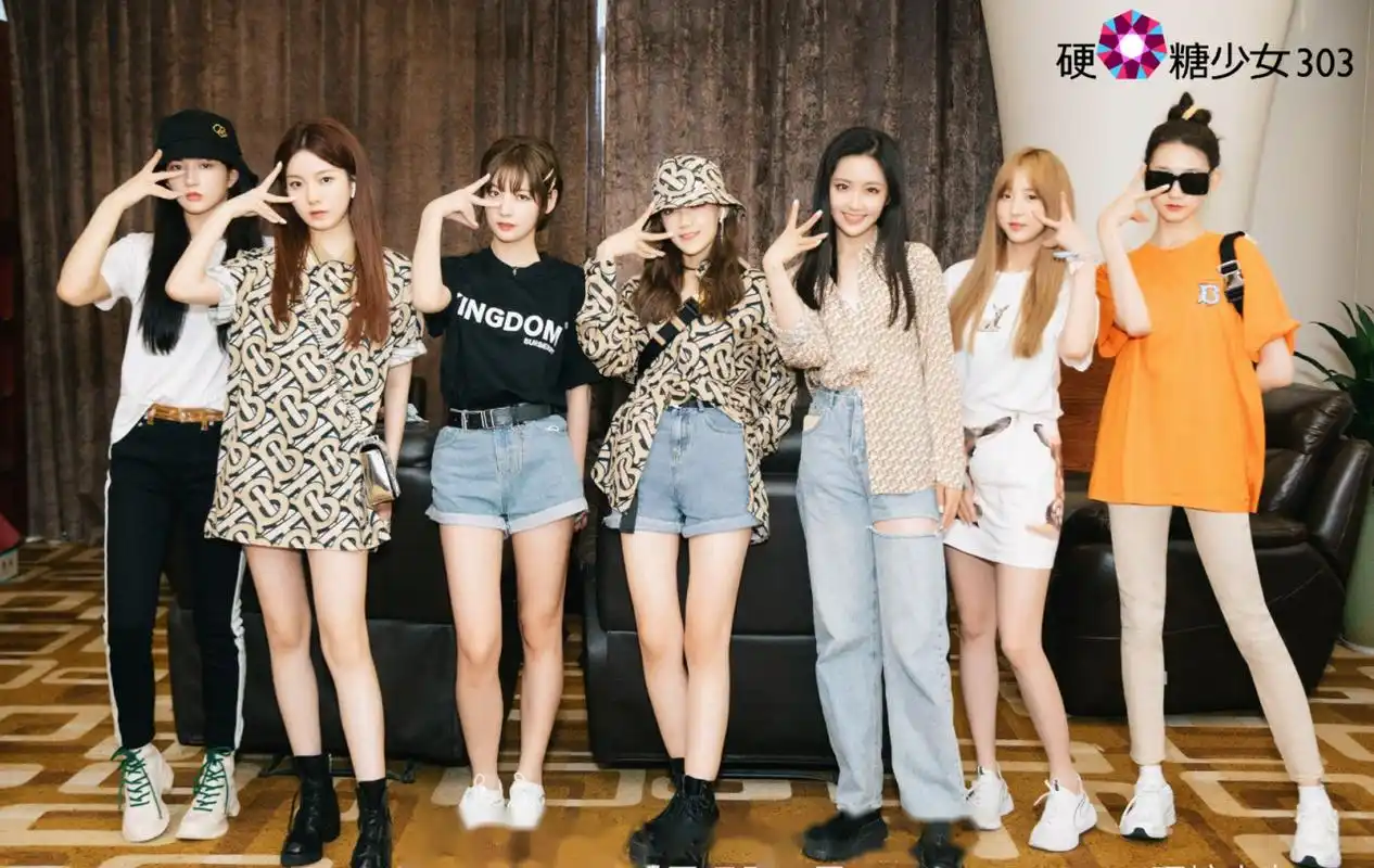 硬糖少女303集体burberry合照,希林娜依·高,赵粤,王艺瑾,陈卓璇,郑乃