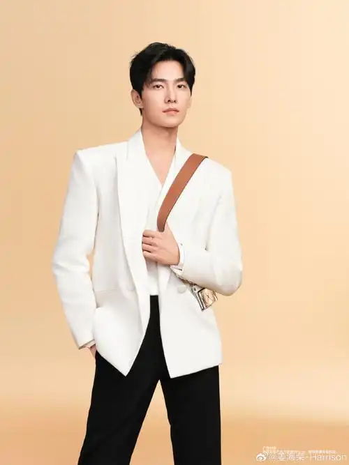 收到很多朋友找我要#荣耀vpurse全球代言人杨洋#的高清原图,这就分享