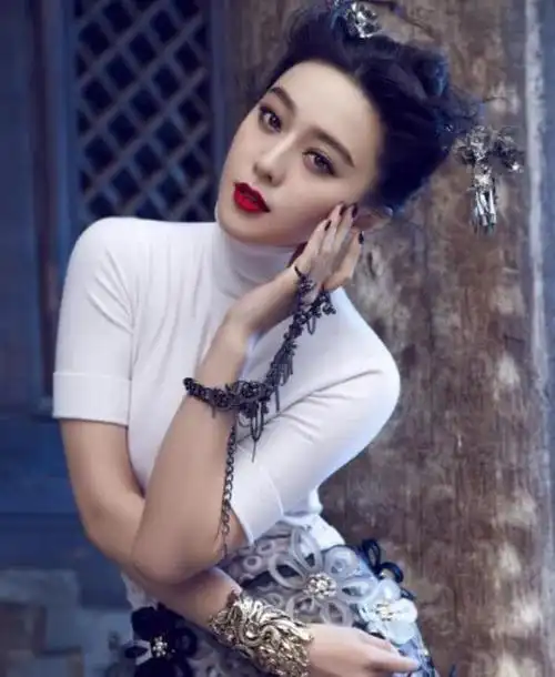 范冰冰长发时的样子真的更美,小编也最喜欢她长发时的模样,一头标准的