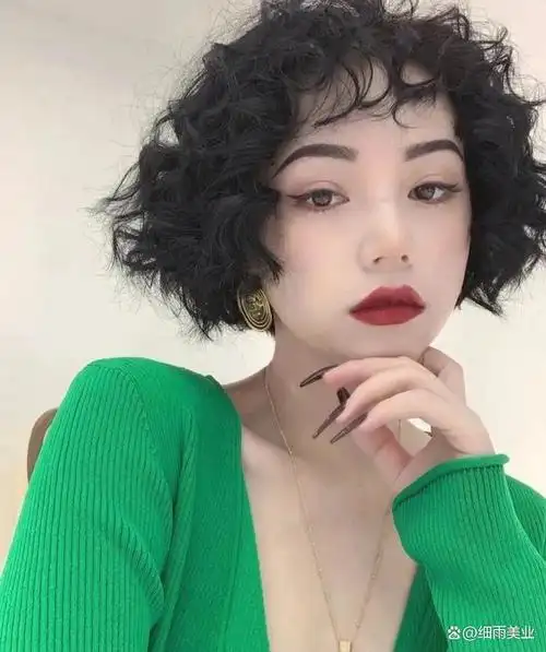 短发羊毛卷的外形软绵绵,给人很温暖的感觉,非常的洋气,带有港风的