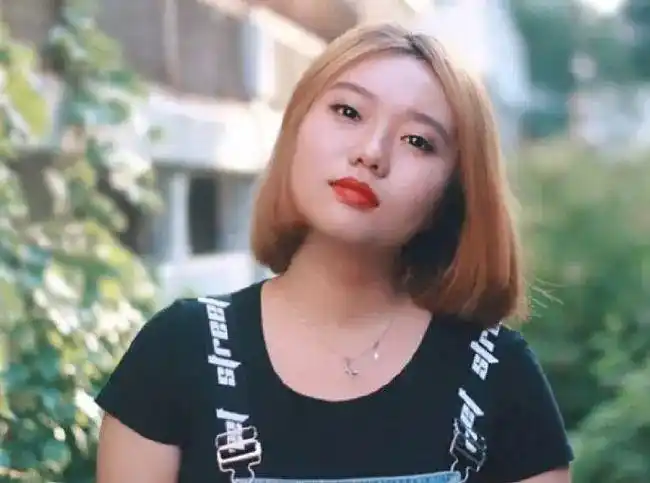 被吴亦凡翻牌后,她一夜爆红:北大毕业当网红,李诞都说她是"脱口秀天才