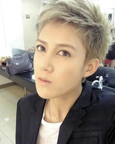 男生深灰亚麻色发型图片男生灰色系染发发型