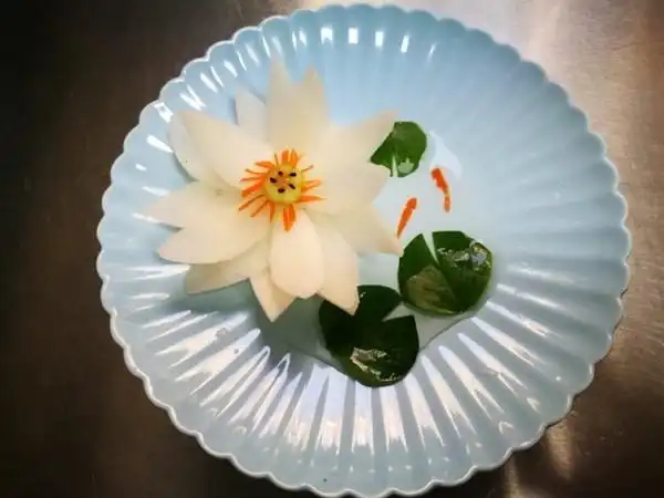 齐齐_1972做的简单美丽的盘饰(8)——拼装荷花盘饰