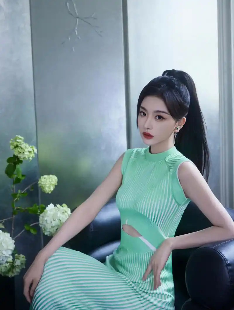 孔雪儿,绿白条纹紧身连衣裙,性感优雅,尽显好身材!