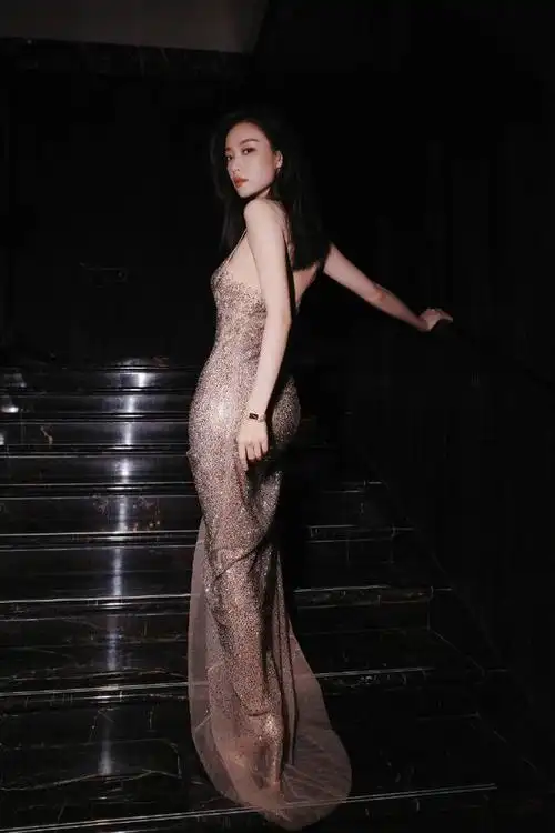 倪妮鱼尾裙惊艳上海电影节 粉色亮片礼服如美人鱼