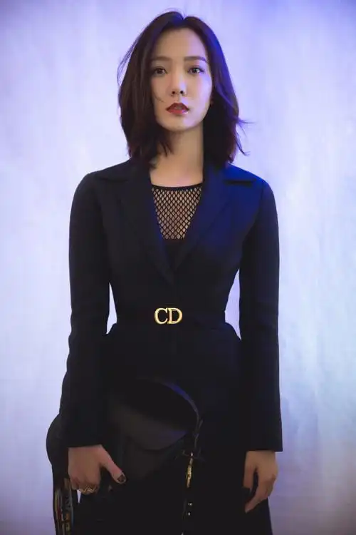 王珞丹潇洒干练性感写真图片