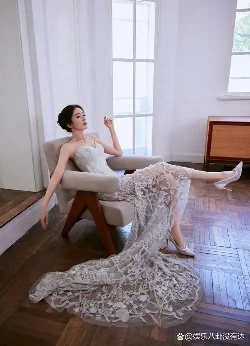 杨幂: 一身洁白星钻抹胸婚纱礼服,真的太好看了,杨幂结婚的时候婚纱也