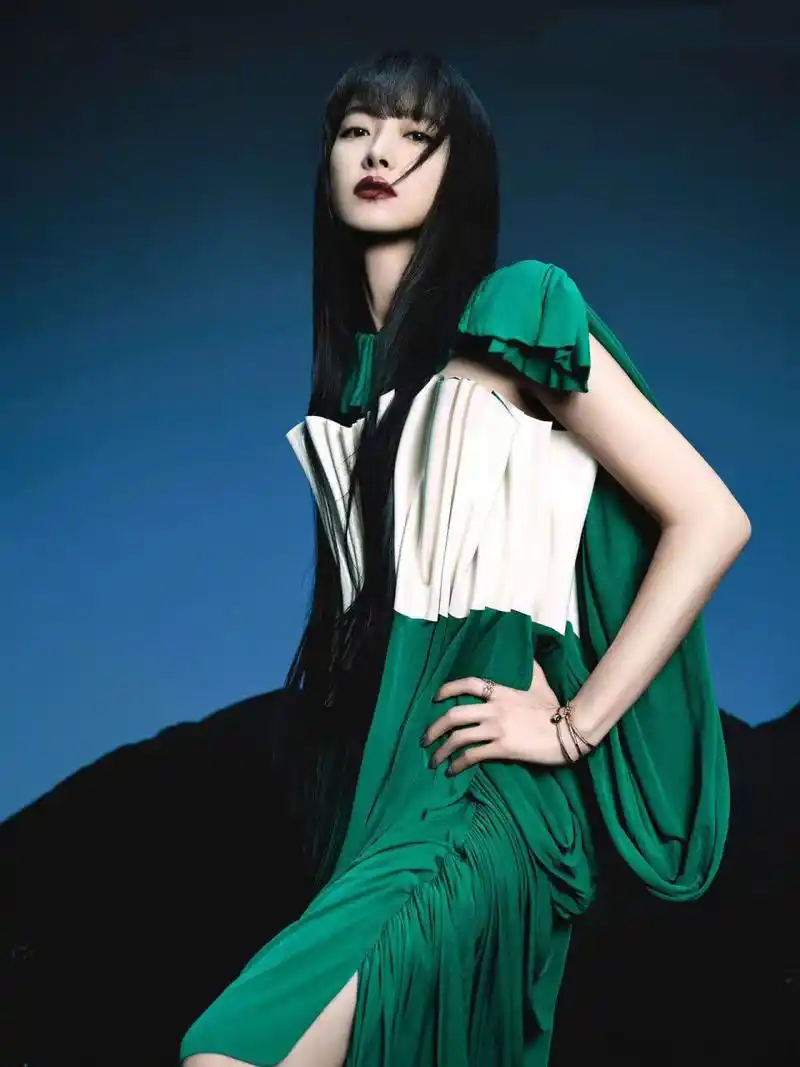 星尚人#@宋茜爆改机械姬 @宋茜 又一刊封面解锁,尝试黑色刘海长址发